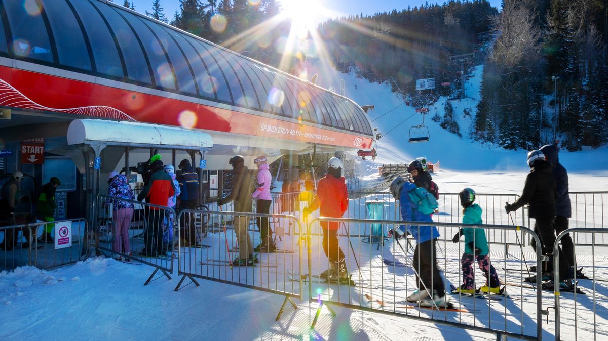 Krkonoše o víkendu přivítaly tisíce lyžařů